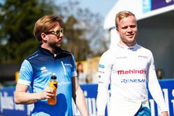 Felix Rosenqvist, Mahindra Racing, hablando con Nick Heidfeld, Mahindra Racing