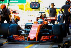 Fernando Alonso, McLaren MCL32, in the pits