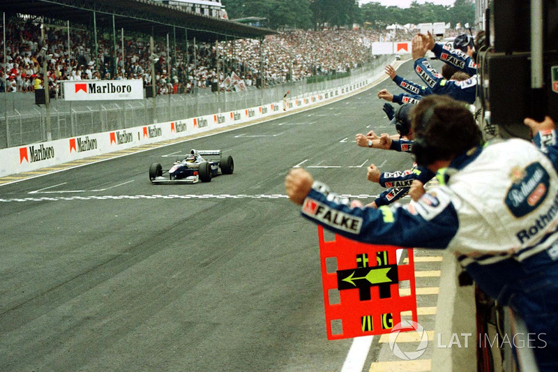 Jacques Villeneuve, Williams FW19, takes the checkered flag