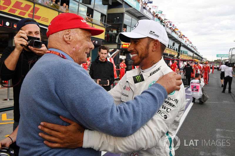 Ganador de la pole Lewis Hamilton, Mercedes-AMG F1 celebra en el parque cerrado con Niki Lauda, presidente no ejecutivo de Mercedes AMG F1