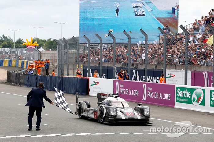 Com isso, a vitória caiu no colo do Porsche #2 de Romain Dumas, Neel Jani e Marc Lieb 