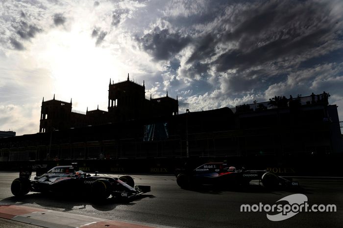 Fernando Alonso, McLaren MP4-31 y Jenson Button, McLaren MP4-31
