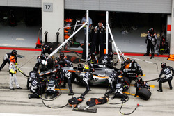 Sergio Perez, Sahara Force India F1 VJM09 hace una parada en boxes