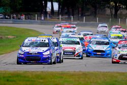 Alfredo Mariño liderando el pelotón en las primeras vueltas