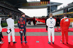 Max Verstappen, Scuderia Toro Rosso; Valtteri Bottas, Williams während der Nationalhymne, Lewis Hami