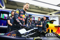 Daniel Ricciardo, Red Bull Racing RB12 met het aeroscreen