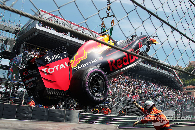 De Red Bull Racing RB12 van Max Verstappen na zijn crash