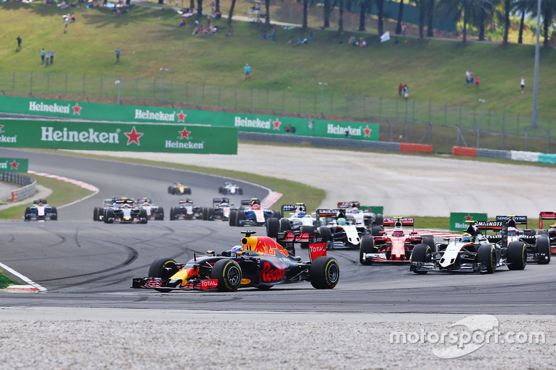 Daniel Ricciardo, Red Bull Racing RB12 at the start of the race