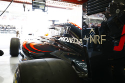 Фернандо Алонсо, McLaren MP4-31 готовится выехать из гаража