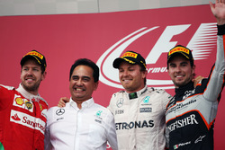 Il podio (da Sx a Dx): Sebastian Vettel, Ferrari, secondo; Nico Rosberg, Mercedes AMG F1, vincitore