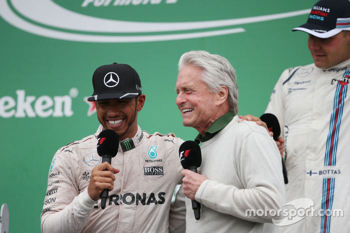 Ganador, Lewis Hamilton, Mercedes AMG F1 celebra con Michael Douglas, Actor