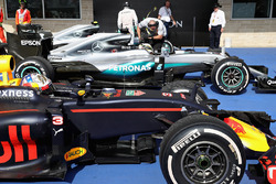 Третє місце Даніель Ріккардо, Red Bull Racing RB12, перше місце Льюїс Хемілтон, Mercedes AMG F1 W07