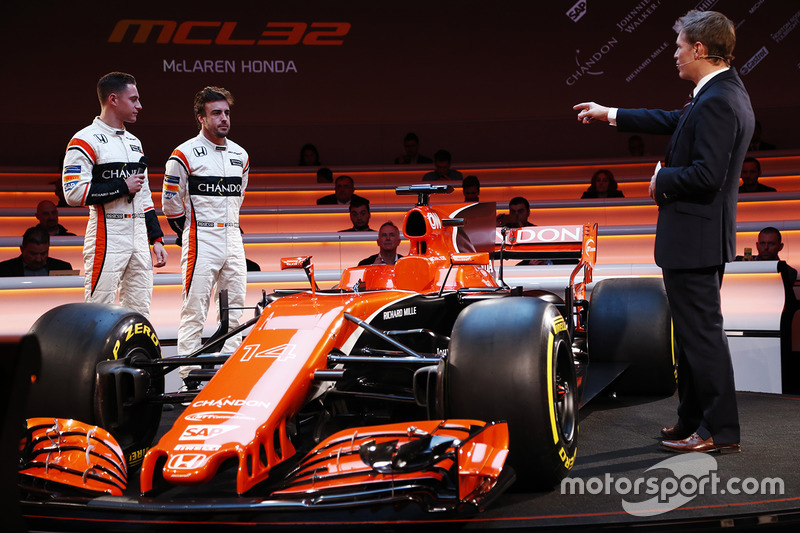 Stoffel Vandoorne, Fernando Alonso ve sunucu Simon Lazenby, McLaren MCL32 lansmanında