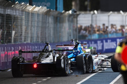 Авария: Стефан Сарразен, Venturi, и Робин Фрейнс, Amlin Andretti Formula E