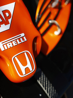 Les logos Honda et Pirelli sur le nez de la McLaren MCL32