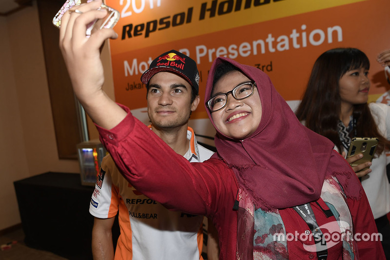 Dani Pedrosa, Repsol Honda Team mit einem Fan