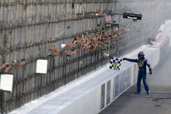 Race winner Kyle Busch, Joe Gibbs Racing Toyota