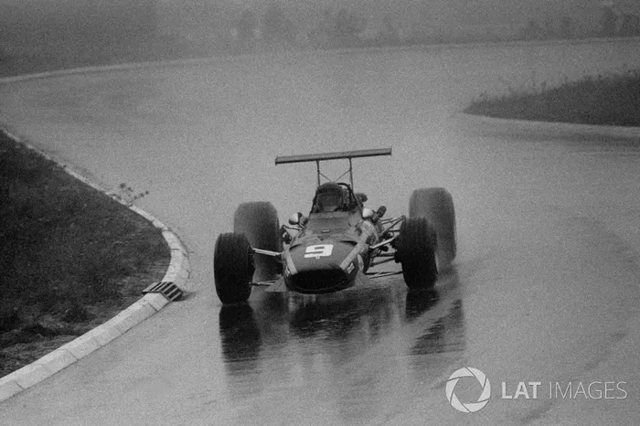 9: Jacky Ickx (Ferrari) 23 anos, 7 meses e 3 dias, no GP da Alemanha de 1968
