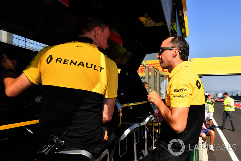 Robert Kubica, Renault Sport F1 Team and Alan Permane, Renault Sport F1 Team Race Engineer