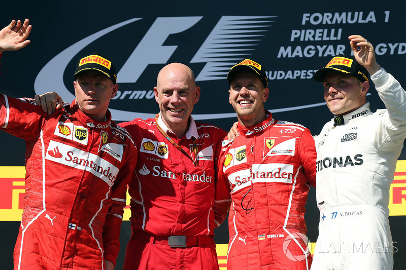Il vincitore della gara Sebastian Vettel, Ferrari, il secondo classificato Kimi Raikkonen, Ferrari, il terzo classificato Valtteri Bottas, Mercedes AMG F1 con Jock Clear, Chief Engineer Ferrari