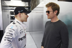 Valtteri Bottas, Mercedes F1 Team en discussion avec le champion du monde Nico Rosberg