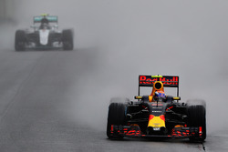 Макс Ферстаппен, Red Bull Racing RB12, и Нико Росберг, Mercedes AMG F1 W07 Hybrid
