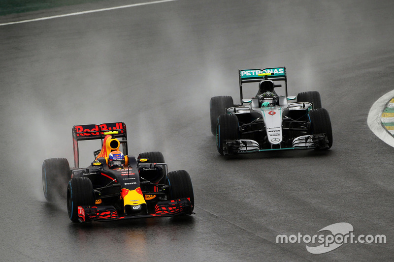 Max Verstappen, Red Bull Racing RB12 voor Nico Rosberg, Mercedes AMG F1 W07 Hybrid