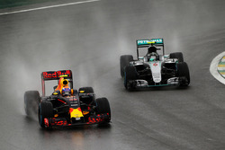 Макс Ферстаппен, Red Bull Racing RB12, и Нико Росберг, Mercedes AMG F1 W07 Hybrid