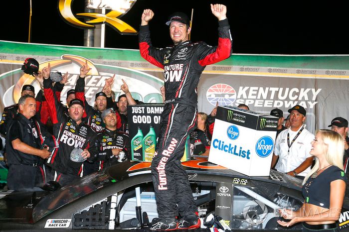 Em desempenho dominante, Martin Truex Jr. conquistou a terceira vitória no campeonato, em Kentucky, na NASCAR Cup.