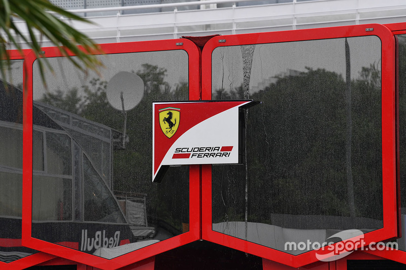 Лого та моторхоум Ferrari