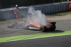 Fernando Alonso, McLaren MCL32, con problemas de motor
