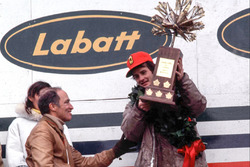 Podium : le vainqueur Gilles Villeneuve, Ferrari, Pierre Elliot Trudeau, Premier ministre du Canada