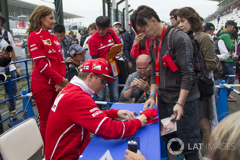Kimi Raikkonen, Ferrari signs autographs for the fans