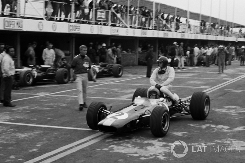 Messico 1966: Peter Arundell (Lotus) carica Jim Clark (Lotus)