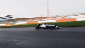 Las primeras vueltas en pista del Mercedes W10
