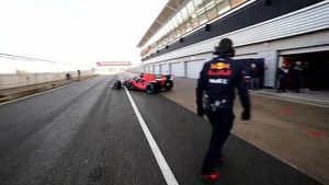 El Red Bull RB15 sale del garaje