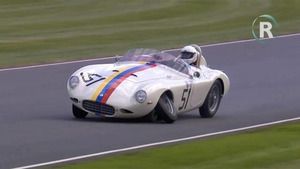 AC Ace-Bristol pierde una llanta en una curva