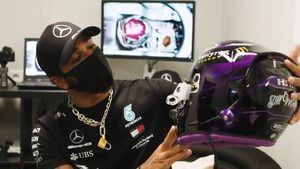 Hamilton presenta un casco modificado para la F1 2020