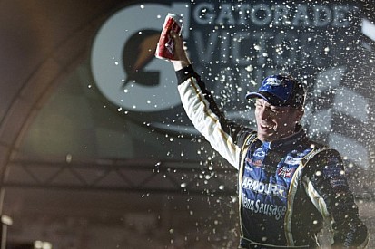 Harvick breaks winless streak in Richmond thriller