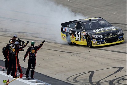 Stewart gets his first win of 2013 in the Dover 400