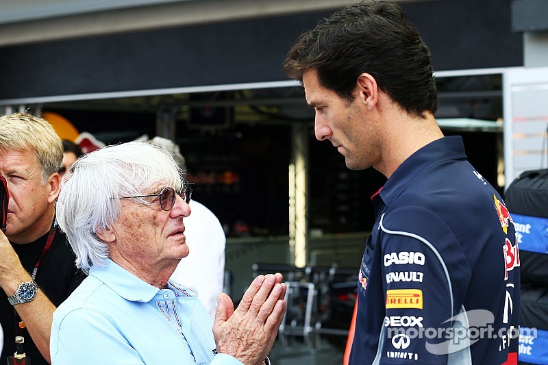 Bernie Ecclestone, CEO de Formula One Group, con Mark Webber del equipo Red Bull Racing