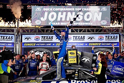 Jimmie Johnson fends off Harvick to win for record fifth time at Texas