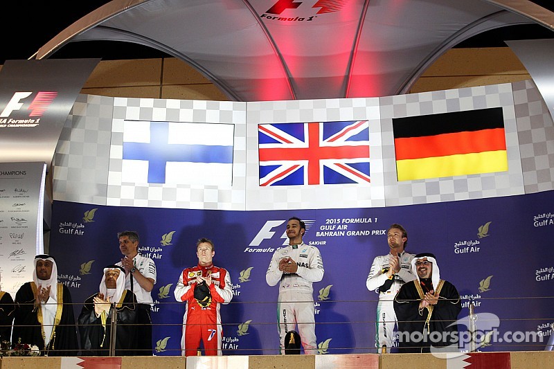 El podio Kimi Raikkonen, de Ferrari, segundo; Lewis Hamilton, Mercedes AMG F1, ganador de la carrera; Nico Rosberg, de Mercedes AMG F1, tercero