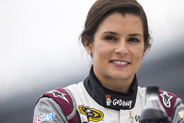 Danica Patrick persevera en Bristol