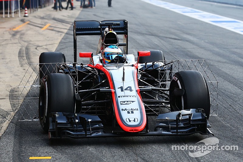 Fernando Alonso, McLaren MP4-30 correndo com equipamento sensorial