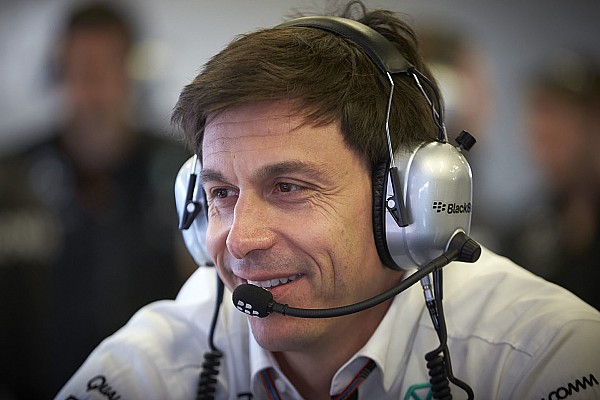 Mercedes aplaude la decisi&oacute;n de Hamilton 