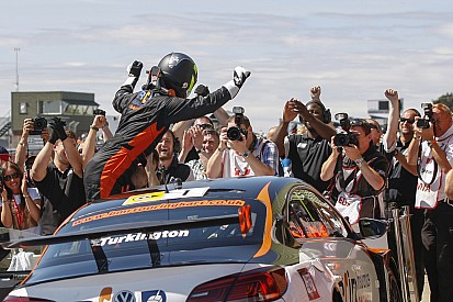 Snetterton BTCC: Turkington wins again as Hondas collide