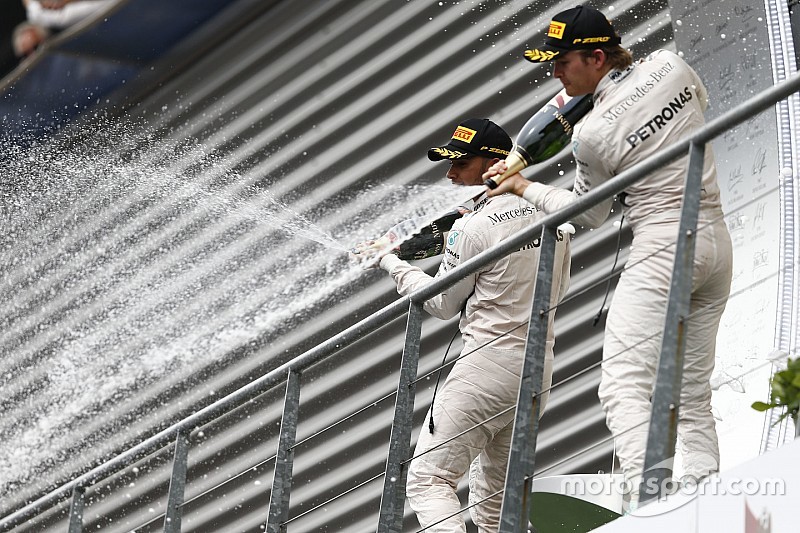 El ganador, Lewis Hamilton y segundo lugar, Nico Rosberg, Mercedes AMG F1 W06