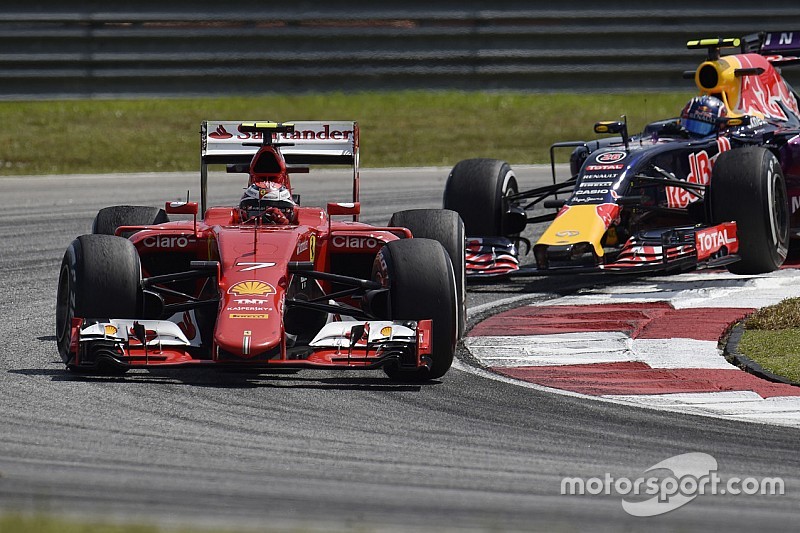 Kimi Raikkonen, Ferrari SF15-T lidera a Daniil Kvyat, Red Bull Racing RB11