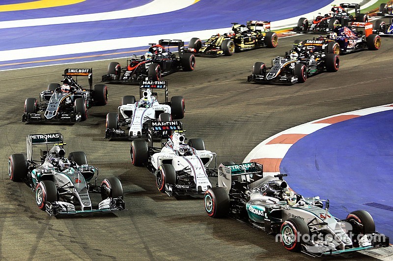 Lewis Hamilton, Mercedes AMG F1 W06, Nico Rosberg, Mercedes AMG F1 W06 e Valtteri Bottas, Williams FW37 durante a largada do GP de Cingapura